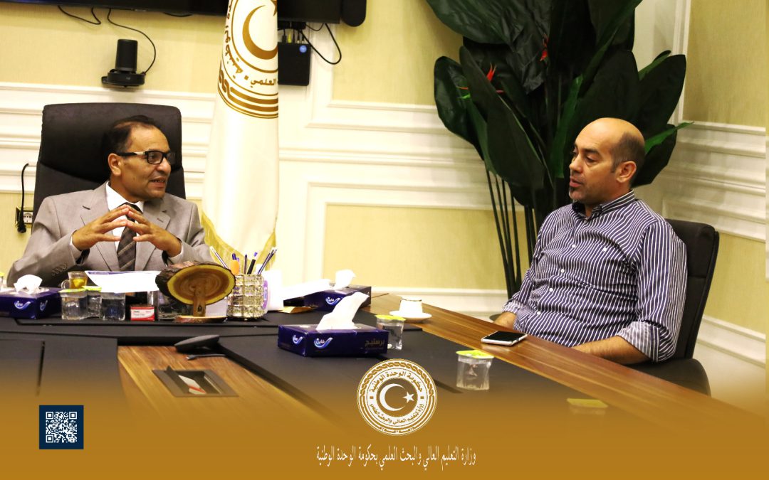 معالي الوزير الدكتور “عمران القيب” يلتقي نقيب عام موظفي التعليم العالي والبحث العلمي السيد “صلاح السويح”