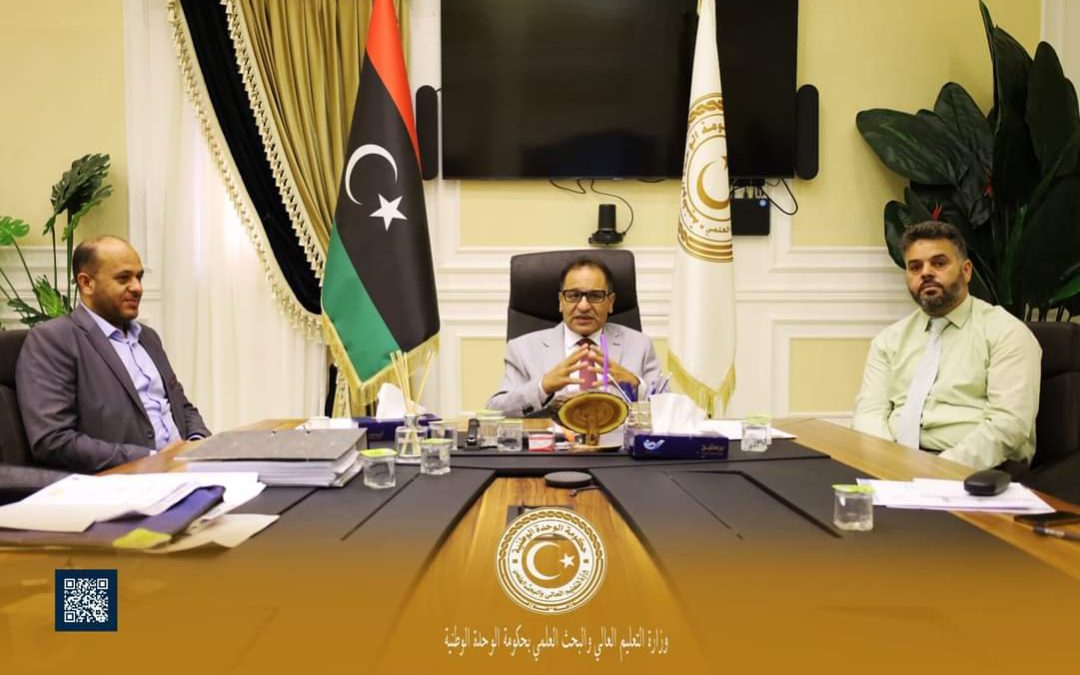 عقد معالي الوزير بمكتبه بديوان الوزارة اجتماعا بالسيد رئيس الأكاديمية الليبية فرع الجبل الغربي