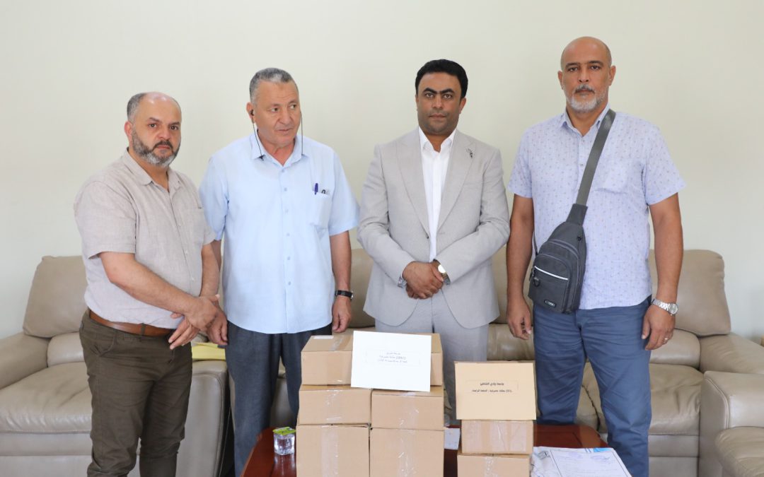 اللجنة المكلفة بمتابعة ملف بطاقات منح الطلبة تواصل أعمالها من خلال تسليم الدفعة الرابعة من البطاقات لمسجلي جامعة طبرق وجامعة وادي الشاطئ