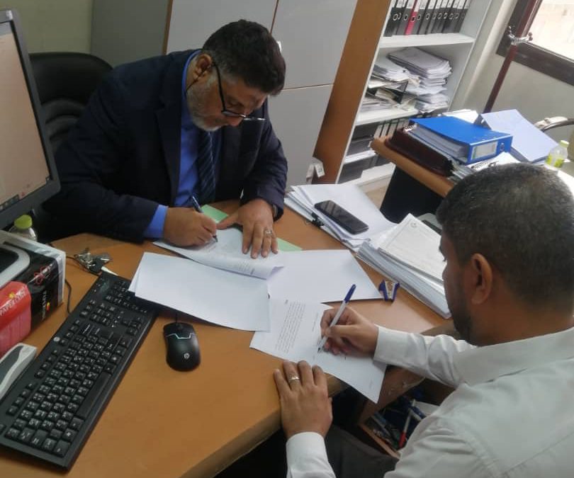 مدير ادارة تعليم و اندماج الفئات الخاصة بالوزارة أ. العارف العوزي يوقع على آلية استكمال دراسة.