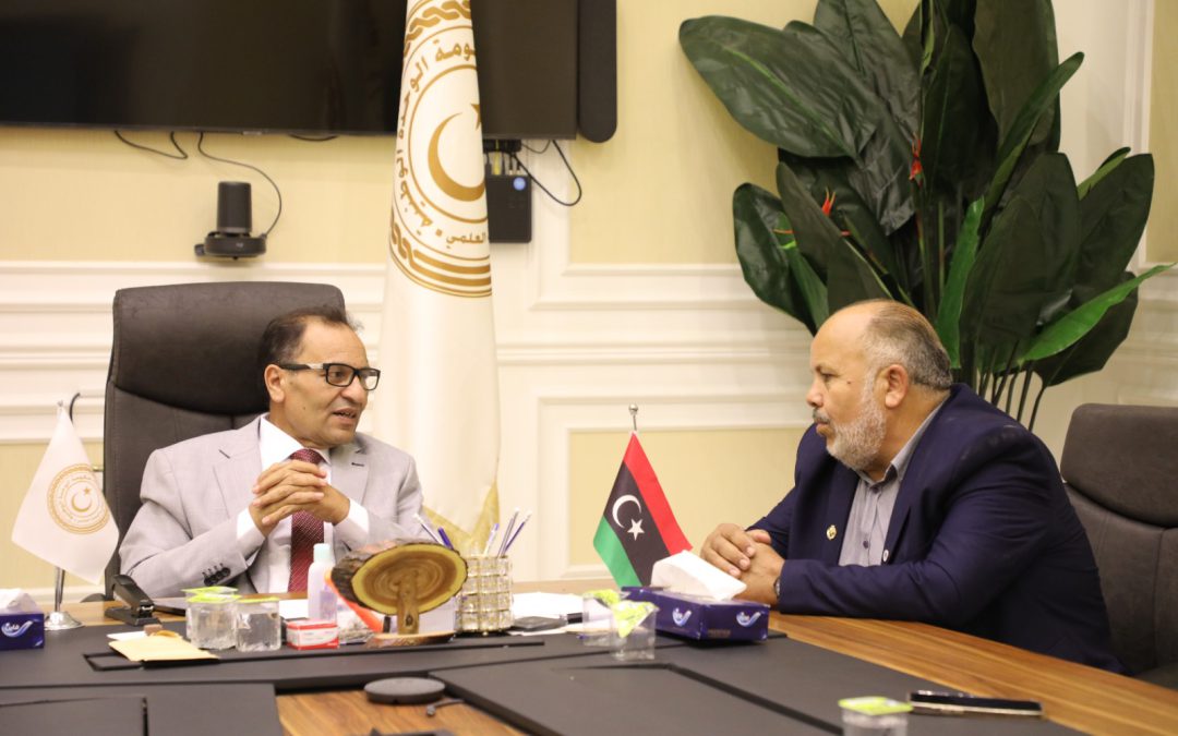 التقى معالي الوزير الدكتور “عمران القيب” بمكتبه بديوان الوزارة ظهر اليوم بالسيد رئيس جامعة الجفارة الدكتور “الفيتوري ضو”،