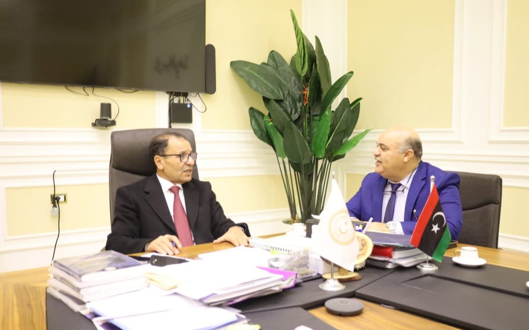 عقد معالي الوزير الدكتور عمران القيب بمكتبه بديوان الوزارة اجتماعا بالسيد رئيس الأكاديمية الليبية للدراسات العليا “أ.د رمضان المدني