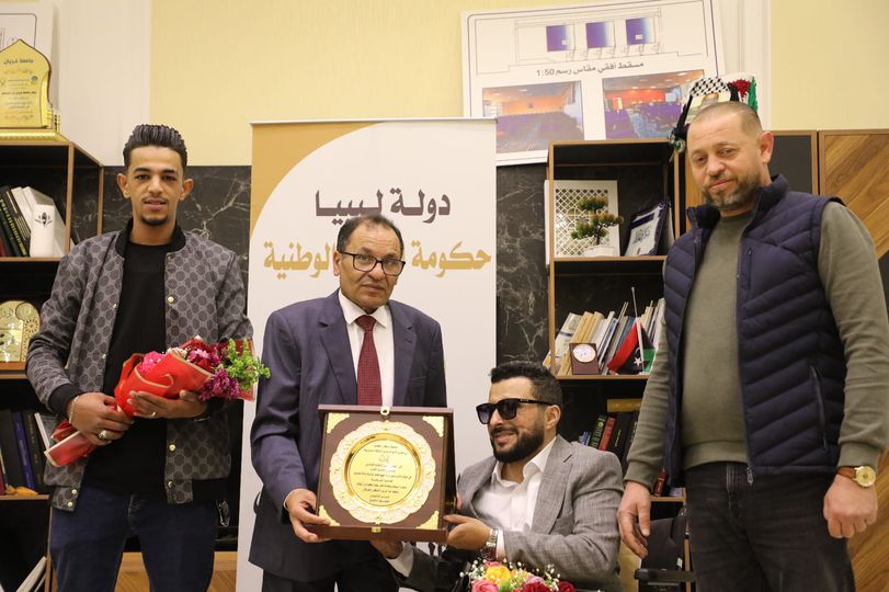 جميعة بركان الغضب للجرحى وذوي الاعاقة المستديمة تكرم معالي الوزير الدكتور “عمران القيب” وتمنحه درع الجمعية تقديرا لجهوده المبذولة واسهامه الفعال في خدمة ذوي الاعاقة المستديمة من مصابي الحروب.