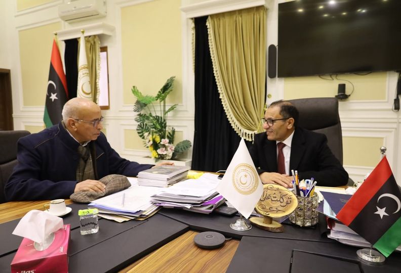 معالي الوزير الدكتور عمران القيب يلتقي ظهر اليوم بمكتبه بديوان الوزارة بالسيد أ.د عامر التواتي نائب رئيس مجلس التخصصات الطبية