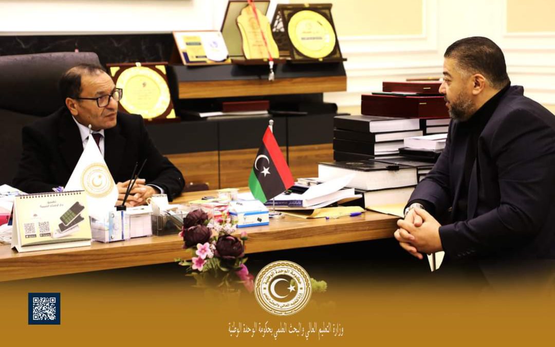 استلم معالي الوزير الدكتور “عمران القيب” صباح اليوم بمكتبه بديوان الوزارة التقرير السنوي لنشاطات وبرامج جامعة الزاوية لسنة 2023م،