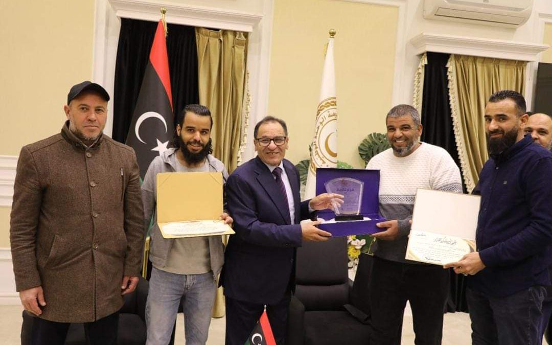 جمعية لا تحزن لفاقدي الأطراف والإعاقة المستديمة بالزنتان، واللجنة المؤقتة لحصر ذوي الإعاقة المستديمة تكرمان معالي الوزير الدكتور “عمران القيب” ومستشار الوزير السيد “موسى كوبة