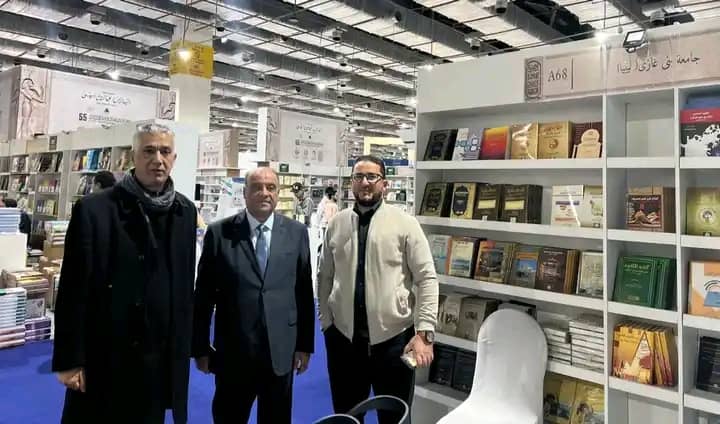 زيارة وكيل الجامعة لشؤون الكليات الطبية لجناح جامعة بنغازي في معرض القاهرة للكتاب