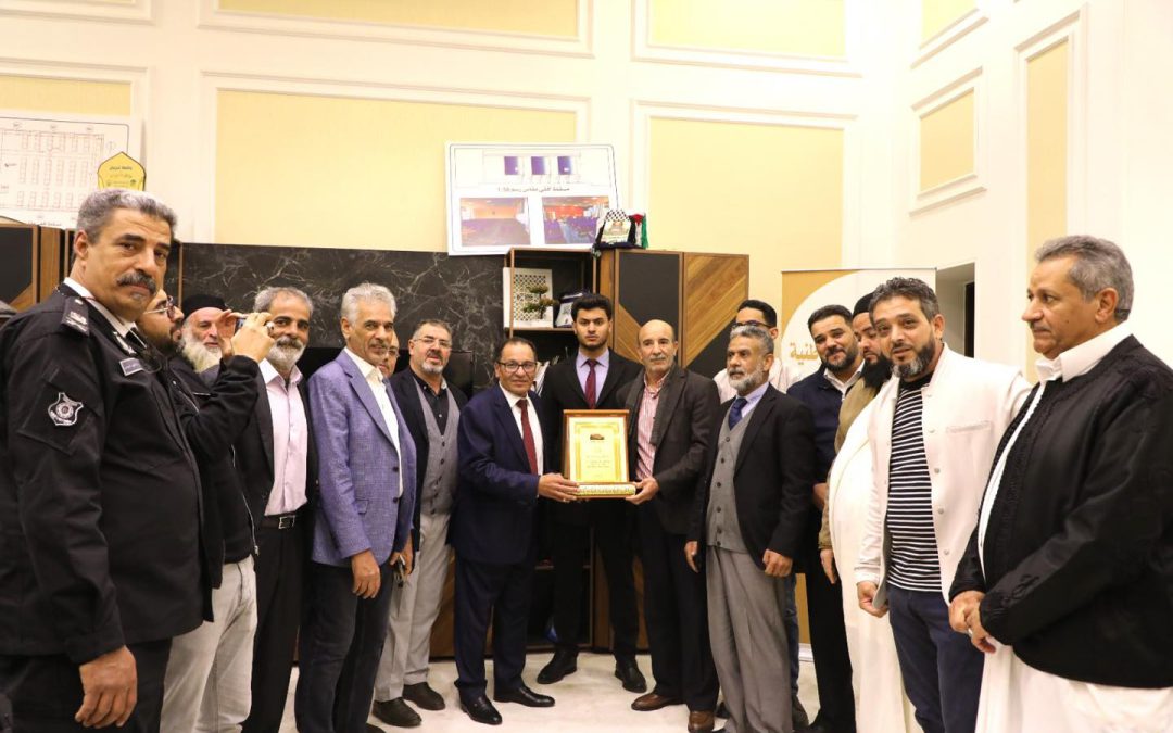 التقى معالي الوزير بمكتبه بديوان الوزارة بالسادة/ تجمع شباب العاصمة تناول اللقاء بعض المعوقات الخاصة بالتعليم العالي والبحث العلمي، وفي ختام اللقاء تم تكريم معالي الوزير الدكتور “عمران القيب” ومستشار الوزير السيد “موسى الكوبة” ومنحهما درع التجمع تقديرا لجهودهما المبذولة واسهامهما الفعال في خدمة هذا الوطن.