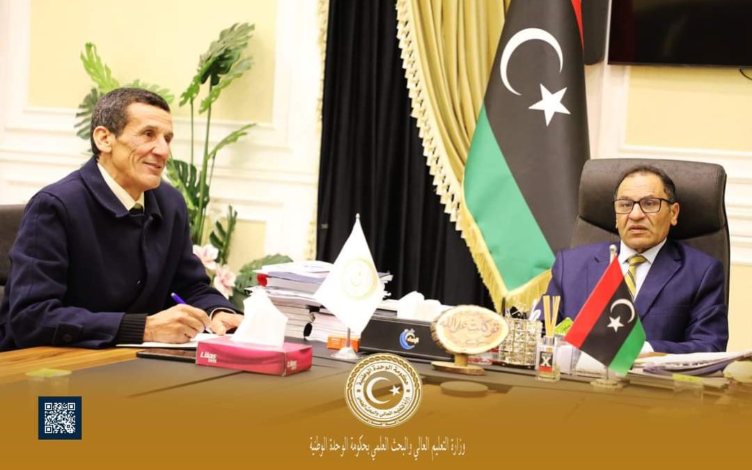 التقى معالي الوزير بمكتبه بديوان الوزارة صباح اليوم بالسيد رئيس الجامعة الأسمرية الإسلامية