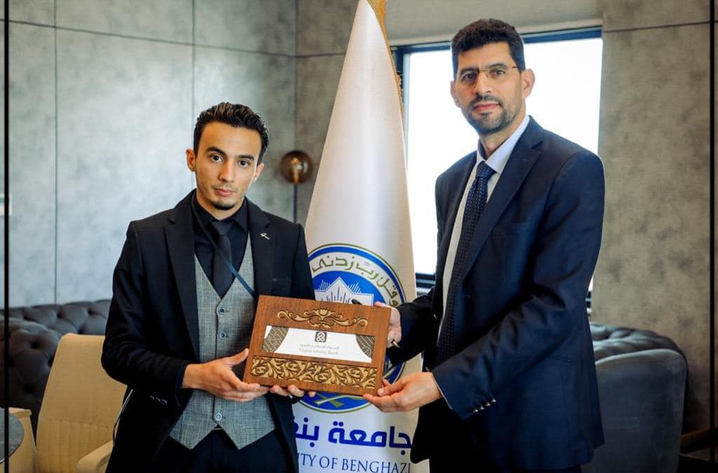رئيس جامعة بنغازي يوقع مذكرة تفاهم مع إدارة المصرف الإسلامي لتوفير فرص عمل للطلبة الخريجين الأوائل