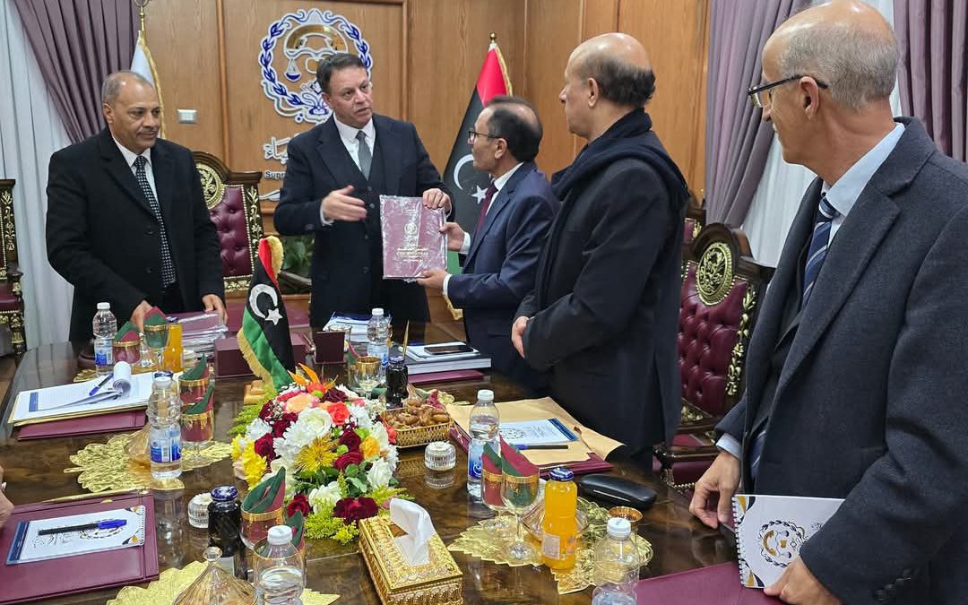 معالي الوزير الدكتور عمران يسلم رئيس المجلس الأعلى للقضاء مشروع الاستراتيجية الوطنية للتعليم العالي والبحث العلمي (2025-2035)، ودعوته لحضور المؤتمر الوطني المقرر إقامته في النصف الثاني من شهر يناير القادم بالعاصمة طرابلس.