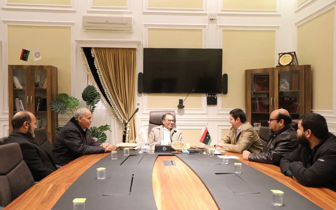 التقى معالي الوزير الدكتور عمران القيب صباح اليوم الإثنين الموافق 30 ديسمبر 2024م بمكتبه بديوان الوزارة بالعاصمة طرابلس وفدًا من جامعة نالوت