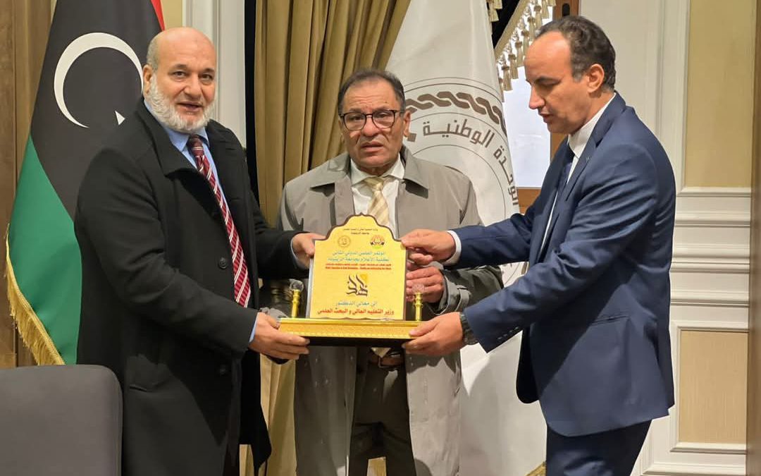 في إطار التقدير للجهود المبذولة لدعم البحث العلمي والأنشطة العلمية، كرّم رئيس جامعة الزيتونة وعميد كلية الإعلام معالي الوزير الدكتور “عمران القيب”