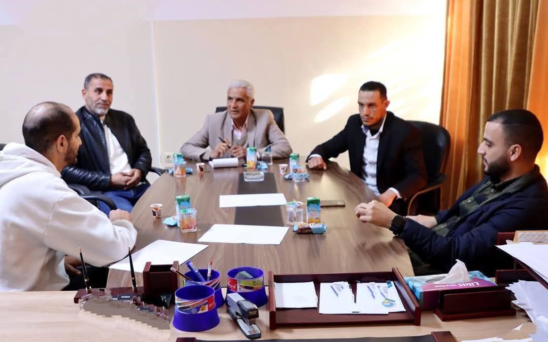 #متابعات     بناء على توجيهات معالي الوزير بخصوص التحول الرقمي في مؤسسات التعليم العالي، قام أعضاء لجنة متابعة توصيل الشبكة الإلكترونية للمكتبات المركزية بالجامعات الليبية المكلفة من قبل مدير عام مركز المعلومات والتوثيق بالوزارة اليوم الثلاثاء الموافق 7 يناير الجاري 2025م، بزيارة ميدانية للمكتبة المركزية بكلية الآداب والتربية صبراتة، حيث تضمنت الزيارة عقد لقاء مع عميد كلية الآداب والتربية