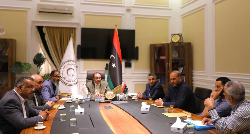 عقد معالي الوزير بمكتبه بديوان الوزارة صباح اليوم الثلاثاء الموافق 2025/4/15م اجتماعًا مع السادة رئيس لجنة التواصل مع وزارة المالية، نقيب جامعة صبراتة، كاتب عام جامعة صبراتة، نقيب عام جامعة المرقب، كاتب عام جامعة المرقب، مدير مكتب شؤون مجلس جامعة المرقب، بحضور رئيس جامعة صبراتة،