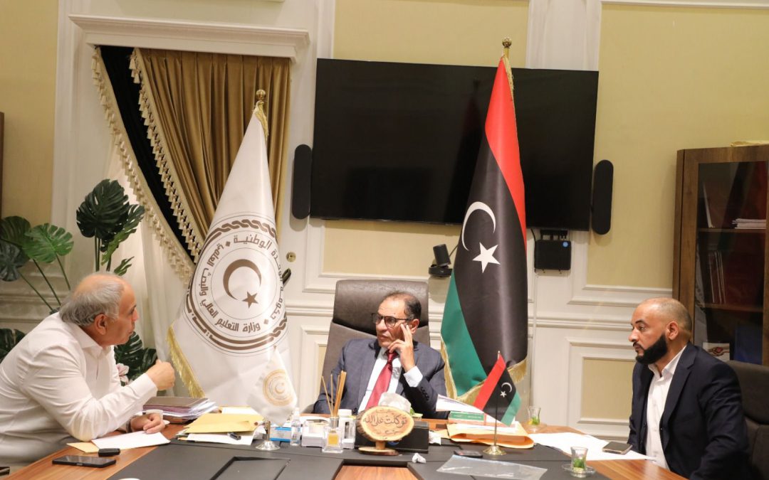 عقد معالي الوزير الدكتور “عمران القيب” صباح اليوم اجتماعًا مع السادة مدير مكتب التعاون الدولي بالوزارة ورئيس جامعة نالوت، وذلك في إطار التحضير للمشاركة في فعاليات ملتقى (5+5+5)، الذي يضم جامعات من ليبيا وتونس والجزائر، ويُقام بمشاركة وزراء التعليم العالي والبحث العلمي في هذه الدول.