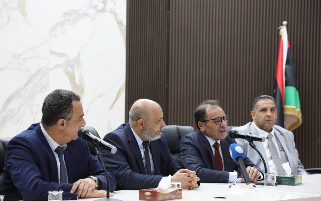 معالي الوزير يتفقد سير الدورة التدريبية الثانية حول الذكاء الاصطناعي” الاثنين 2025/4/15م