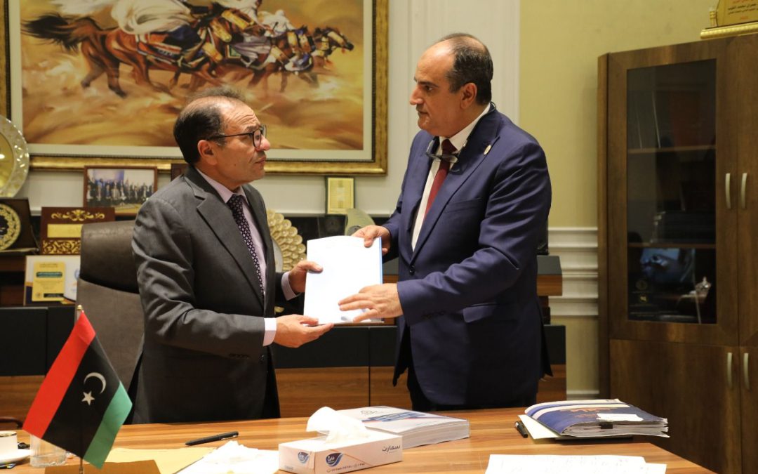 مدير عام الهيئة الليبية للبحث العلمي يُقدِّم إلى معالي الوزير تقريراً مفصلاً عن تقييم المراكز البحثية التابعة لها، وبناءً على ذلك، فإن المراكز التي لا تنطبق عليها معايير التقييم، وجاء تقييمها متواضعاً في هذا التقرير، سيُصدر بشأنها قرارٌ بتعليق العمل بها.