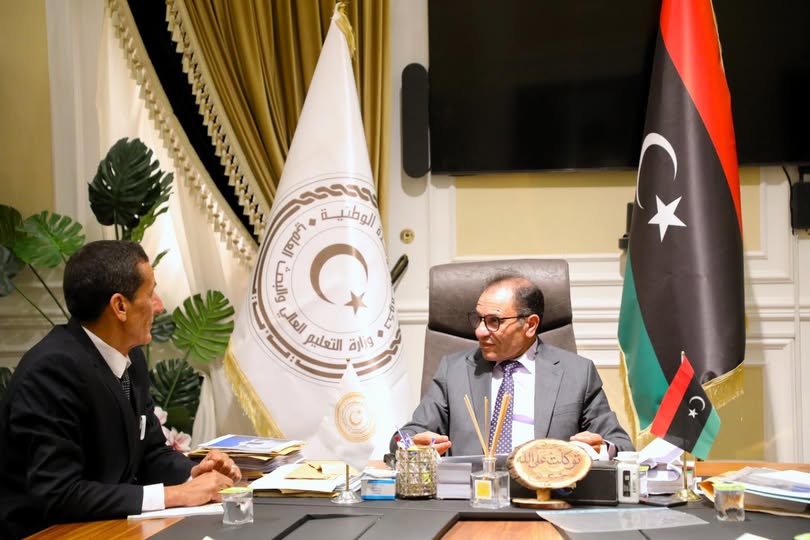 التقى معالي الوزير الدكتور عمران القيب بمكتبه بديوان الوزارة بالعاصمة طرابلس صباح اليوم الأحد الموافق 2025/4/20م السيد رئيس الجامعة الأسمرية الإسلامية