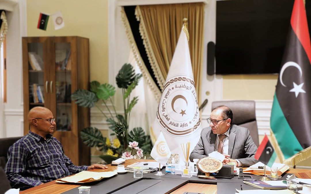 التقى معالي الوزير الدكتور “عمران القيب”، صباح اليوم الأحد الموافق 13 أبريل 2025م، بمكتبه بديوان الوزارة السيد كاتب عام جامعة الجفرة،