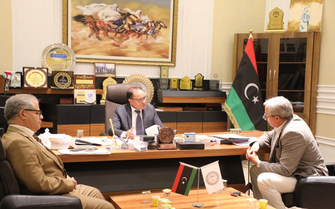 التقى معالي الوزير الدكتور عمران القيب بمكتبه بديوان الوزارة ظهر اليوم الاثنين، السيد عميد كلية العلوم بجامعة طرابلس، والسيد رئيس قسم هندسة النفط بكلية الهندسة بجامعة طرابلس