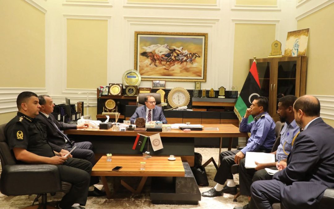 عُقد صباح اليوم اجتماع بين معالي الوزير الدكتور “عمران القيب”، والسيد رئيس جهاز الحرس البلدي اللواء “رجب قطوسة”، بحضور السيد مدير إدارة شؤون الجامعات بالوزارة.