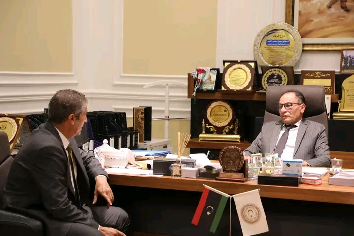 التقى معالي وزير التعليم العالي والبحث العلمي، الدكتور عمران القيب، صباح اليوم الأحد الموافق 12 أكتوبر، بمكتبه بديوان الوزارة في العاصمة طرابلس،رئيس اللجنة المركزية للدراسات العليا في طب وجراحة الفم والأسنان.