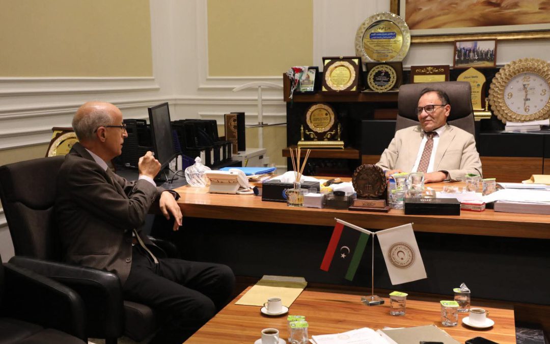 التقى معالي وزير التعليم العالي والبحث العلمي، الدكتور عمران القيب، صباح اليوم الثلاثاء الموافق 14 أكتوبر، بمكتبه بديوان الوزارة في العاصمة طرابلس، رئيس جامعة طرابلس