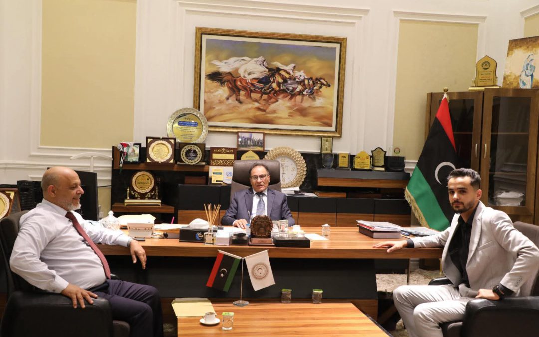 التقى معالي وزير التعليم العالي والبحث العلمي، الدكتور عمران القيب، صباح اليوم الأربعاء الموافق 15 أكتوبر، كل من وكيل الشؤون العلمية بجامعة طرابلس ورئيس اتحاد طلبة الجامعة