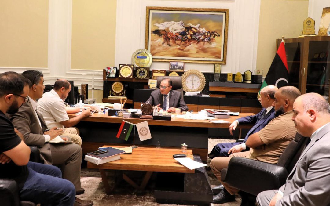 اجتماع معالي وزير التعليم العالي والبحث العلمي مع رئيس اللجنة الاستشارية وعدد من مدراء الادارات لمناقشة عدد من الملفات المهمة