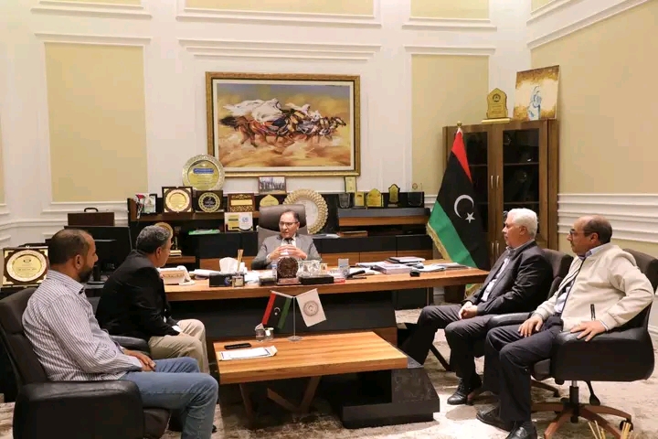 عقد معالي وزير التعليم العالي والبحث العلمي الدكتور “عمران القيب” صباح اليوم الاربعاء الموافق 2025/11/5م لقاءً مع السيد رئيس جامعة الزنتان