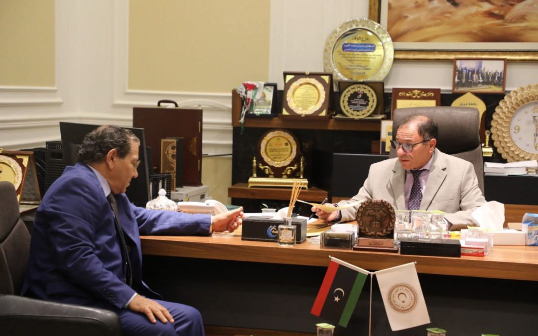 معالي الوزير يلتقي رئيس جامعة المرقب لمتابعة سير العملية التعليمية