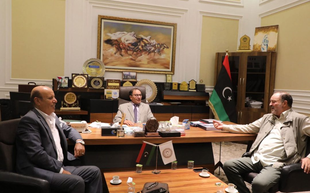 استقبل معالي الوزير الدكتور “عمران القيب”  للسيد “منصور الأحرش”  والسيد الإعلامي “عطية باني”