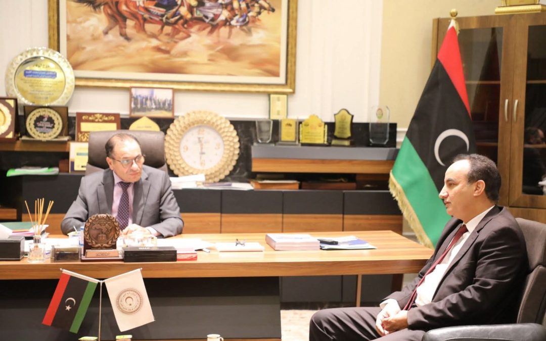 عقد معالي الوزير الدكتور “عمران القيب” بمكتبه بديوان الوزارة صباح اليوم الأحد لقاءً مع السيد رئيس جامعة الزيتونة