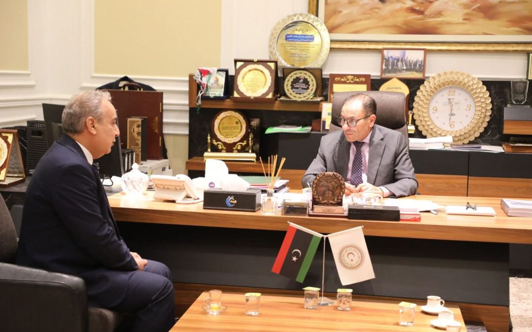 في إطار دعم منظومة الجودة والاعتماد، التقى معالي الوزير الدكتور “عمران القيب” بمكتبه بديوان الوزارة، السيد مدير مركز ضمان جودة واعتماد المؤسسات التعليمية والتدريبية