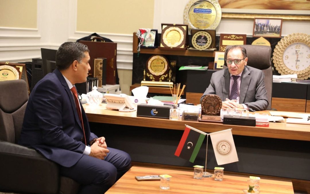 معالي الوزير الدكتور “عمران القيب” يلتقي بمكتبه بديوان الوزارة صباح اليوم الأحد السيد مدير إدارة الدراسات العليا بالوزارة