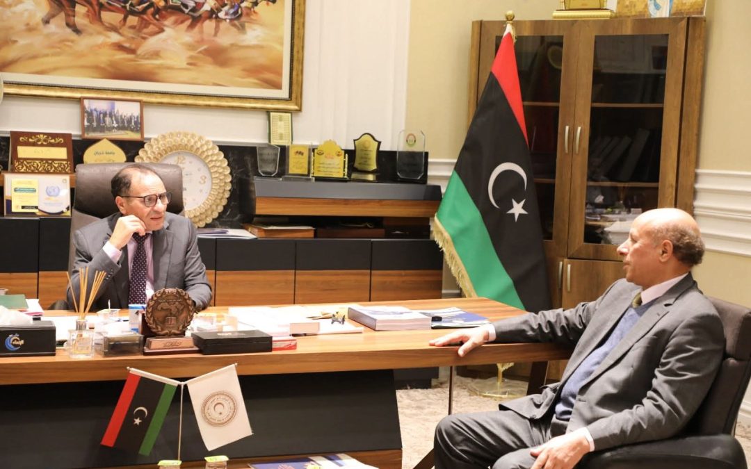 عقد معالي الوزير الدكتور عمران القيب بمكتبه بديوان الوزارة، لقاءً مع رئيس اللجنة الاستشارية للوزارة