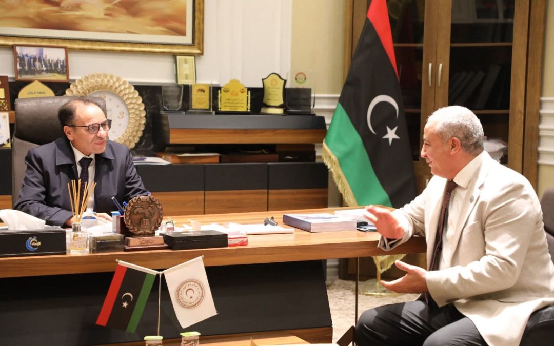 التقى معالي وزير التعليم العالي والبحث العلمي بمكتبه بديوان الوزارة صباح اليوم الاثنين السيد المدير المساعد للمجلس الثقافي البريطاني