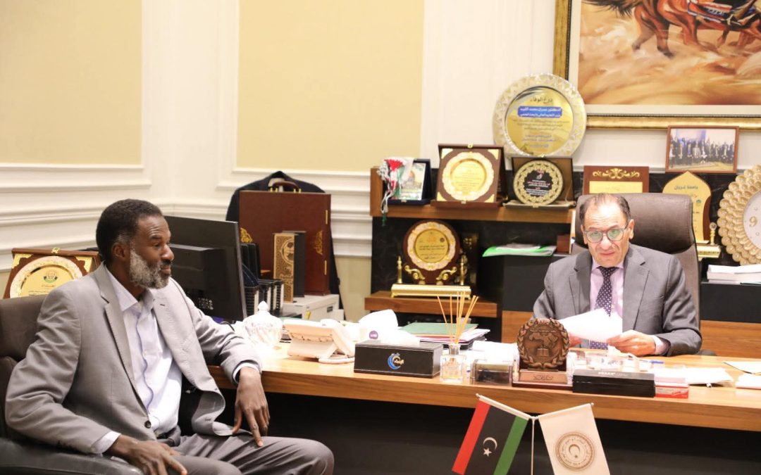 معالي وزير التعليم العالي والبحث العلمي، الدكتور عمران القيب، يلتقي السيد مدير مركز التوثيق والمعلومات بالوزارة