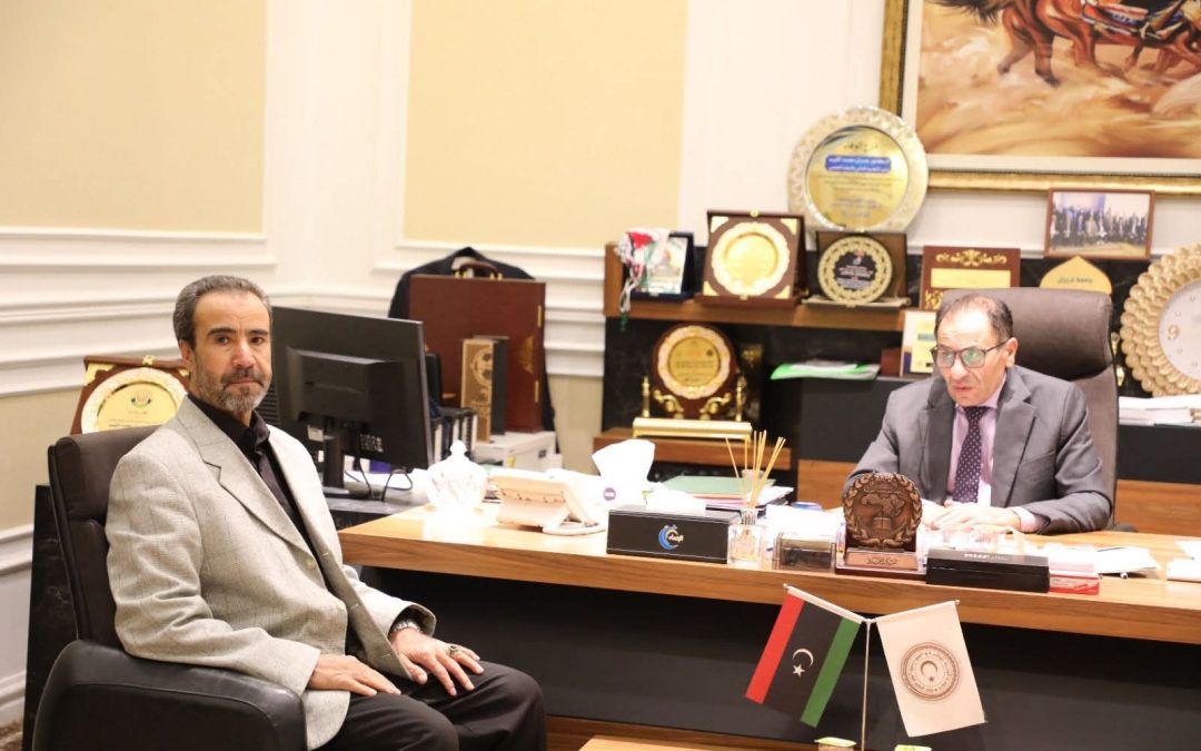 في إطار متابعة معالي الوزير الدكتور “عمران القيب” لسير عمل الإدارات بالوزارة، التقى معاليه السيد مدير إدارة الموارد البشرية