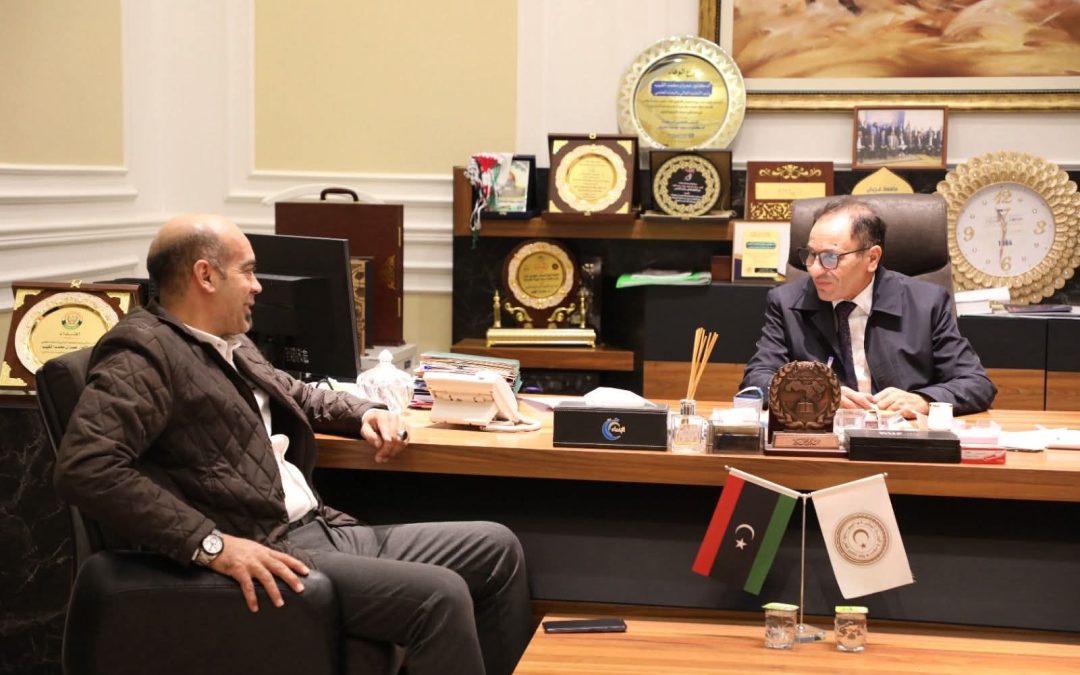 التقى معالي الوزير الدكتور “عمران القيب” ظهر اليوم، السيد نقيب عام موظفي التعليم العالي