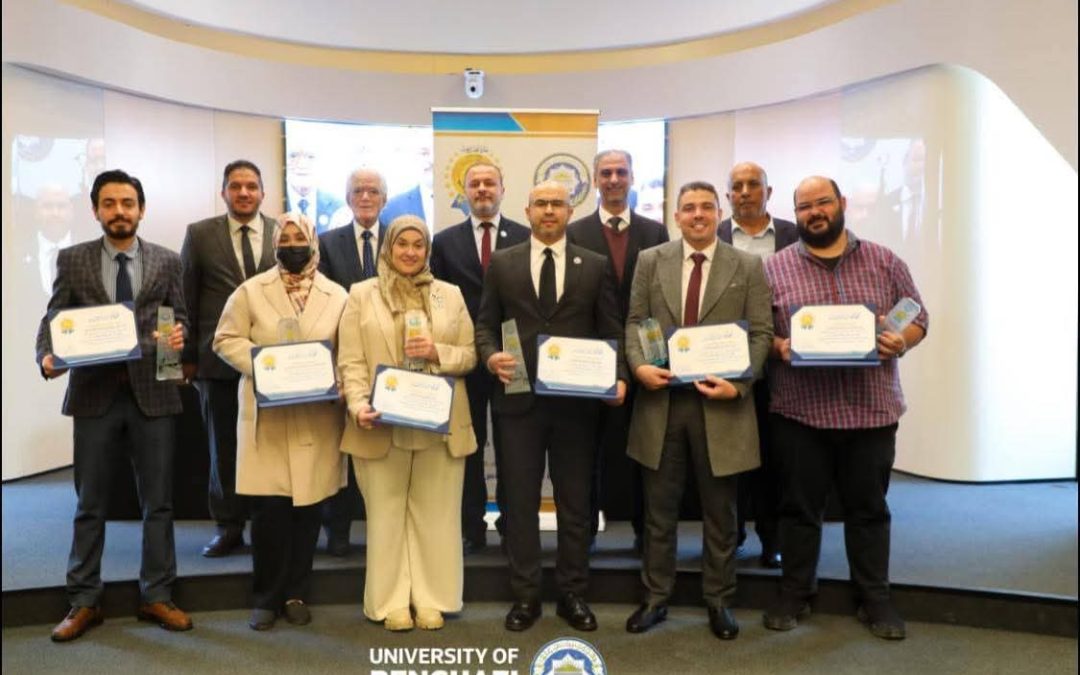 رئيس جامعة بنغازي يكرّم الفائزين بجائزة أفضل بحث علمي في دورتها الخامسة   