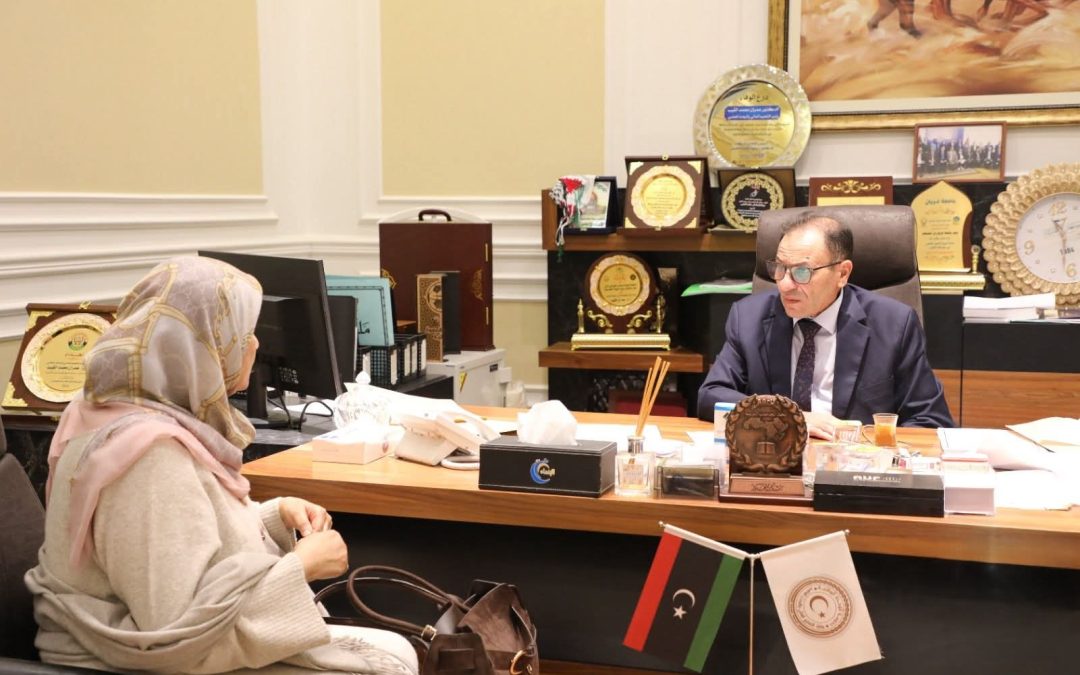 لقاء معالي الوزير الدكتور “عمران القيب ” السيدة مدير عام مركز الدراسات والأبحاث الأمازيغية – زوارة.