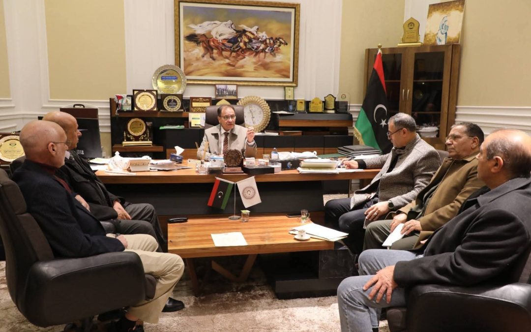 عقد معالي الوزير الدكتور “عمران القيب” ،لقاءً موسعًا مع نخبة من الخبراء والأكاديميين