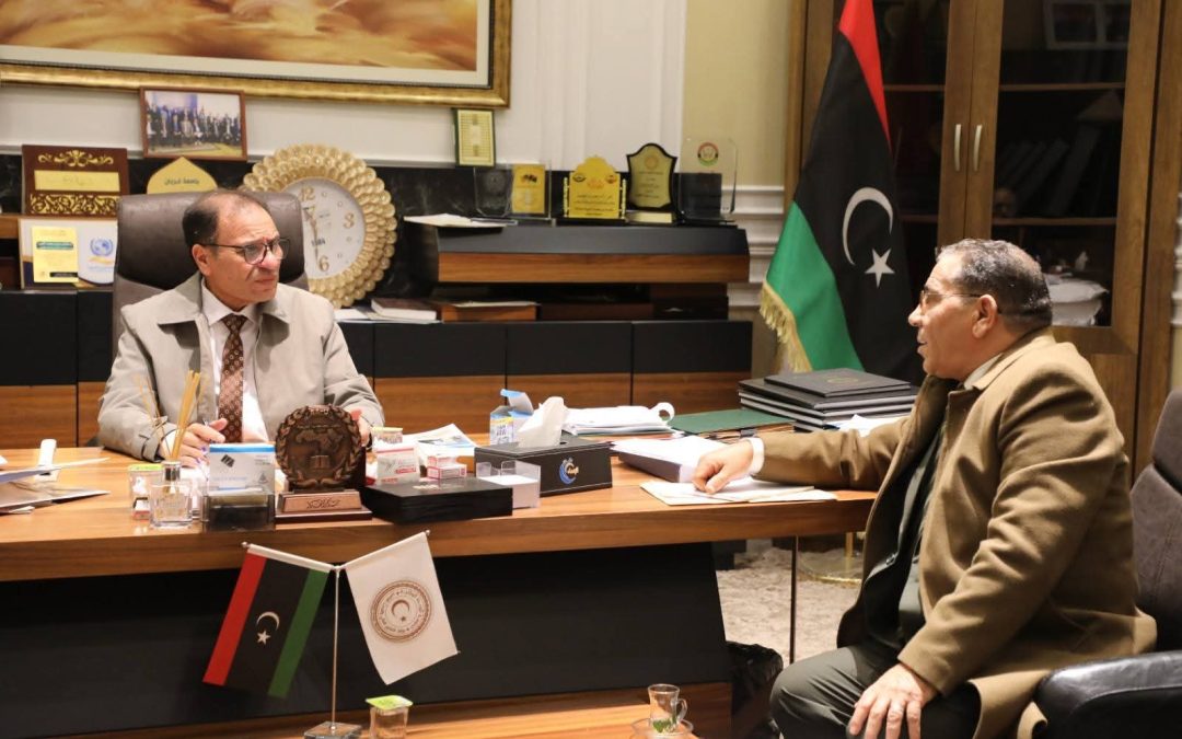 معالي الوزير يلتقي رئيس جامعة المرقب ويتسلّم التقرير السنوي للجامعة   