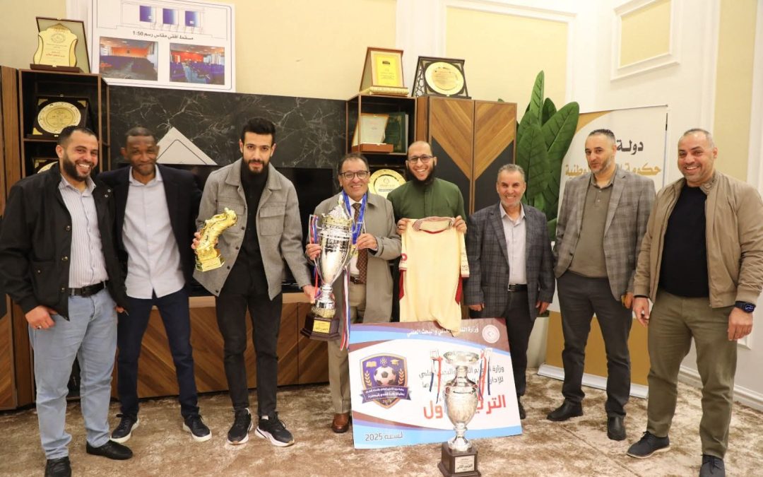 استقبل معالي الوزير الدكتور عمران القيب فريق ديوان الوزارة، الفائز مؤخرًا ببطولة الإدارات والمكاتب التابعة للوزارة والمؤسسات التابعة لها