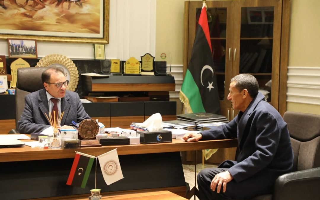 معالي الوزير يلتقي رئيس الجامعة الأسمرية الإسلامية