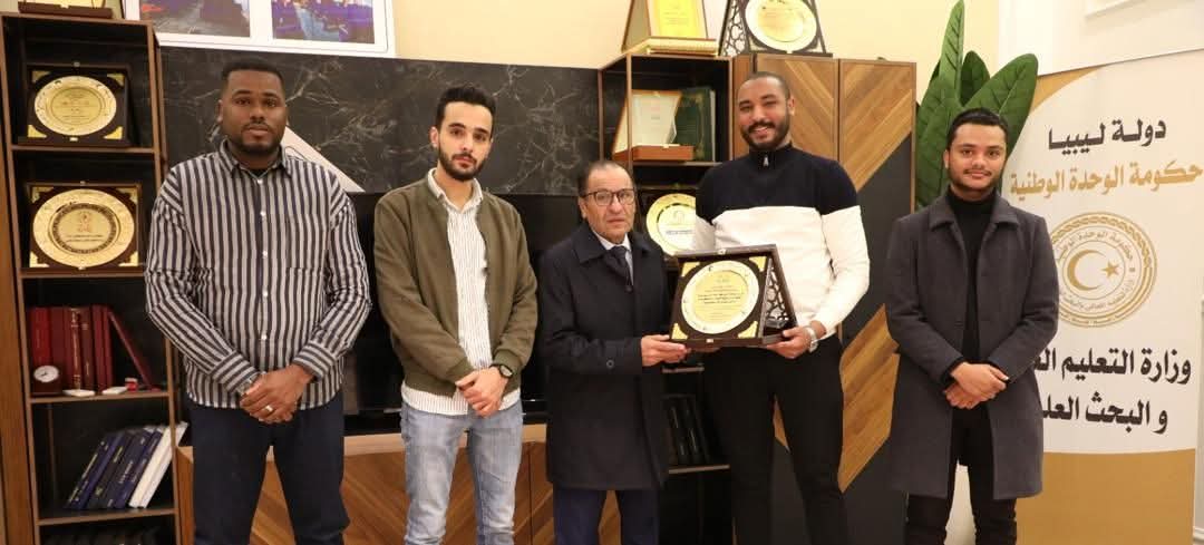 التقى معالي الوزير مع السيد رئيس اتحاد طلبة جامعة طرابلس والسادة اتحاد طلبة كلية طب وجراحة الفم والأسنان بالجامعة