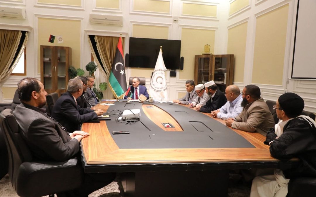 عقد معالي الوزير الدكتور عمران القيب بمكتبه بديوان الوزارة اجتماعًا