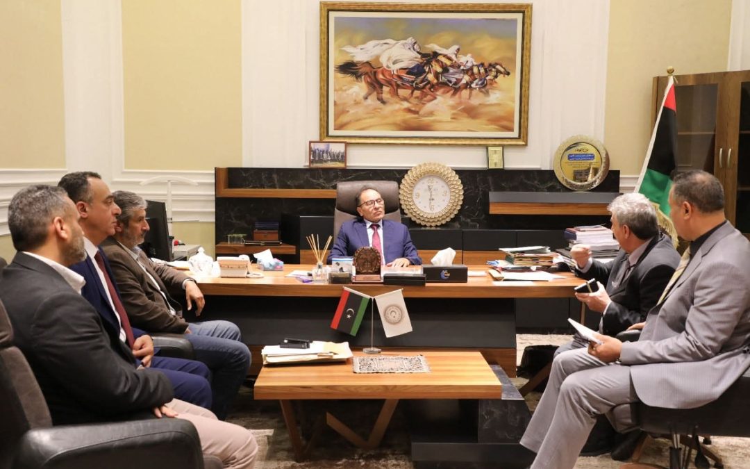 عقد معالي الوزير الدكتور عمران القيب بمكتبه بديوان الوزارة اجتماعًا